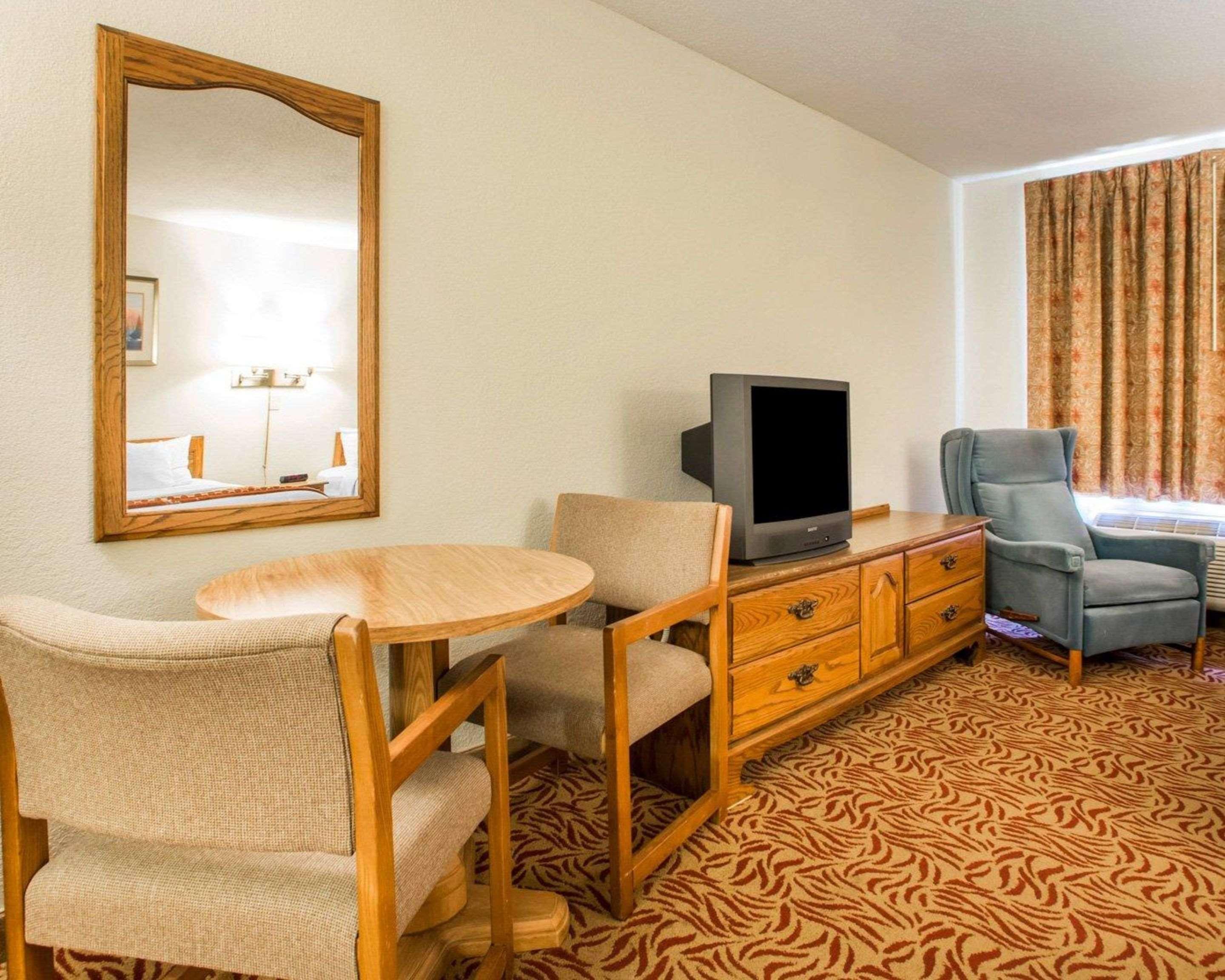 Econo Inn&suites Hotel Stevens Point