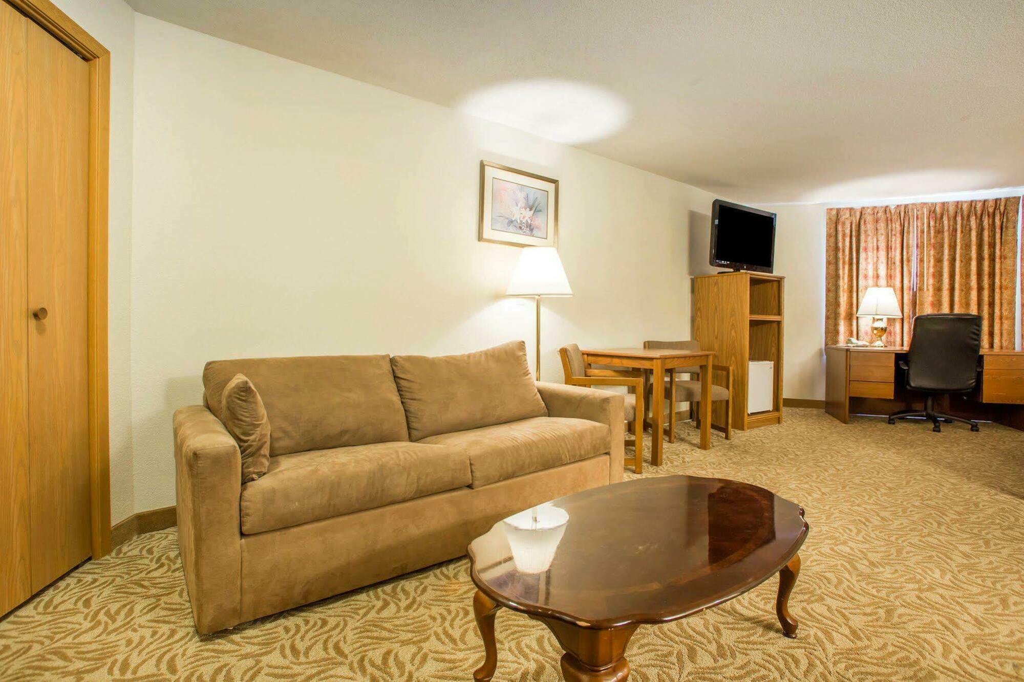 Econo Inn&suites Hotel